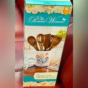 Pioneer Woman Six Piece Utensil Crock with Wood Tool.